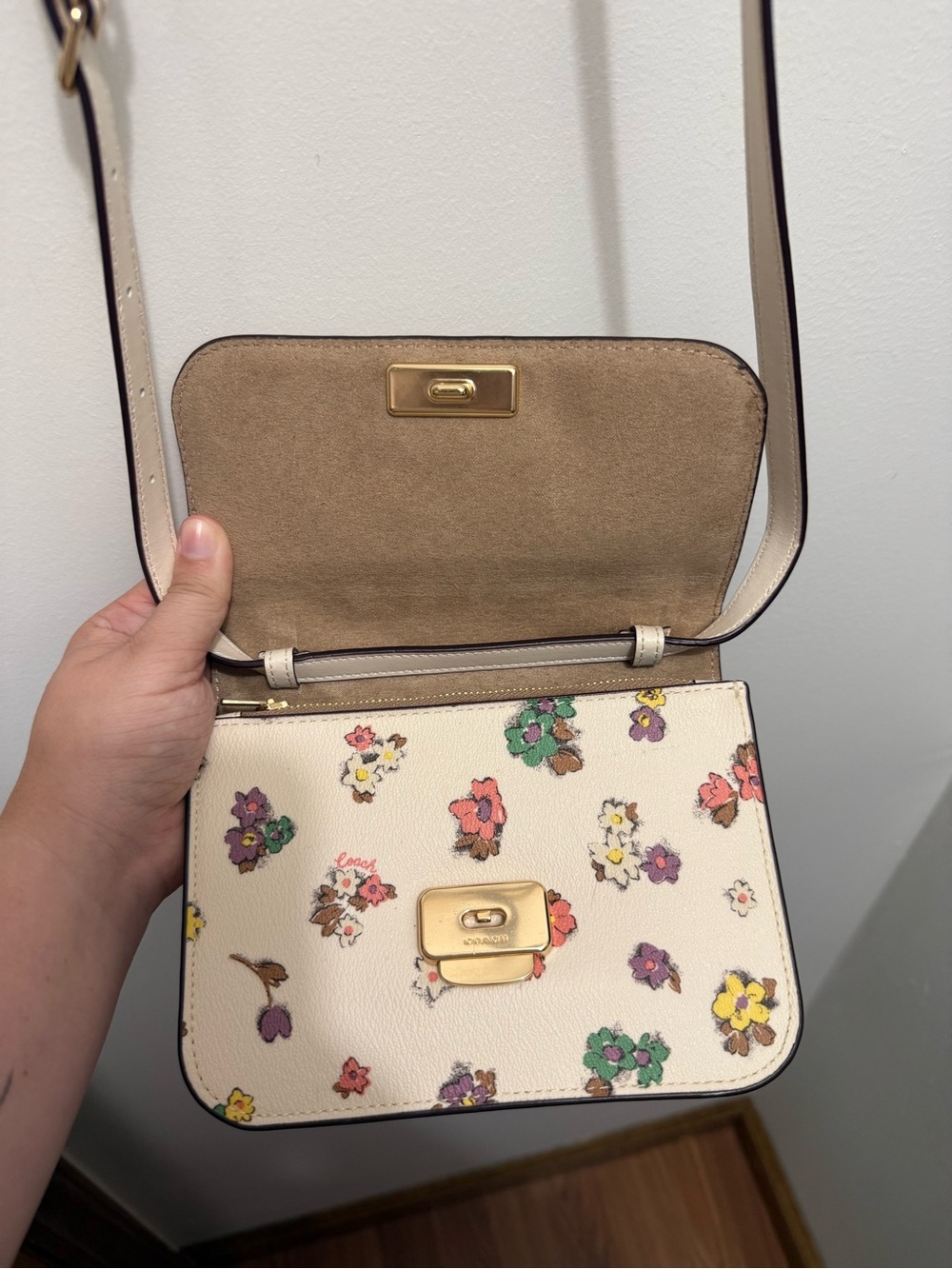 NEW Coach Cream Floral Crossbody Bag with SPACED FLORAL FIELD
PRINT - Picture 4 of 9